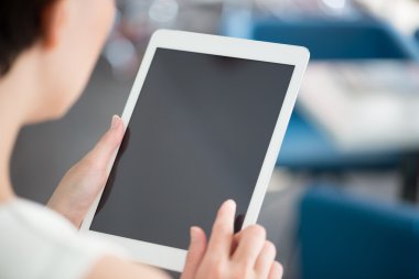Modern dijital tablet kullanan kadın