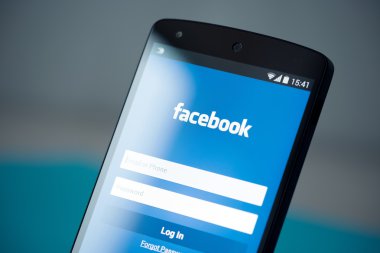 Facebook giriş sayfasında Google Nexus 5