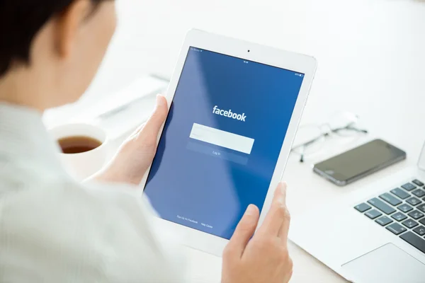 Facebook login op Apple ipad Air — Stockfoto