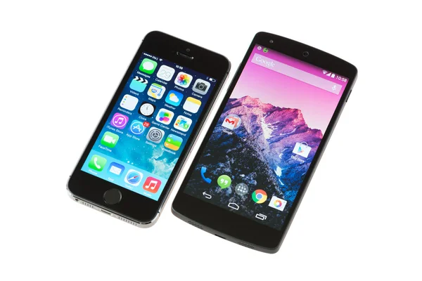 Google Nexus 5 and Apple iPhone 5S — Stock Photo, Image