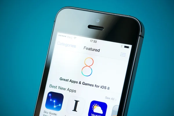 IOS 8 Featured Apps on Apple iPhone 5S — Stock Photo, Image