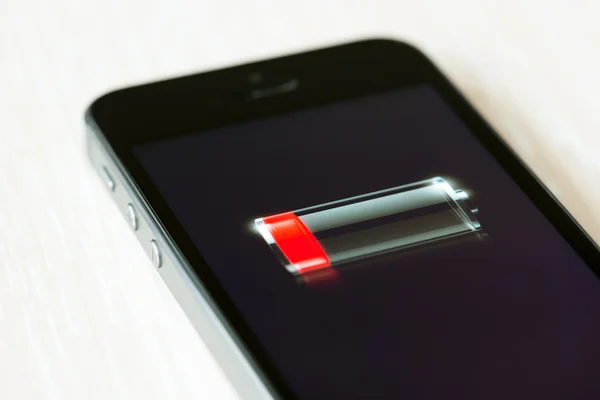 Lage batterij op Apple iphone 5s — Stockfoto