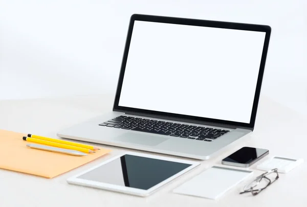 Laptop em branco no local de trabalho de negócios moderno — Fotografia de Stock