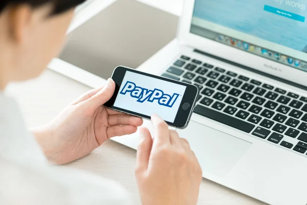 PayPal logosu Apple iPhone 5'ler — Stok fotoğraf