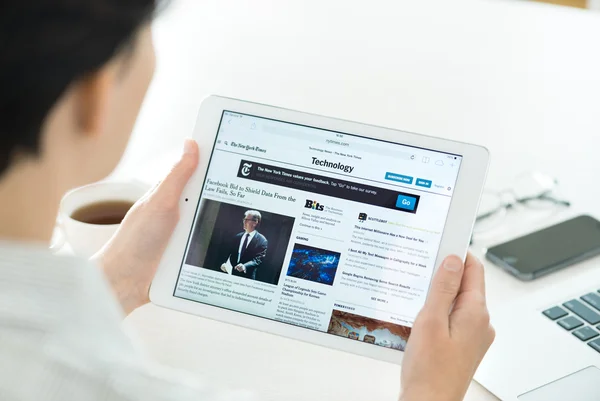 Technology news on Apple iPad Air — Stock Photo, Image