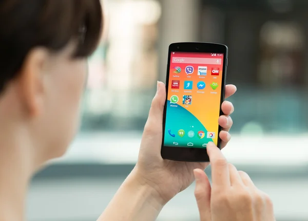 Woman holding Google Nexus 5 — Stock Photo, Image