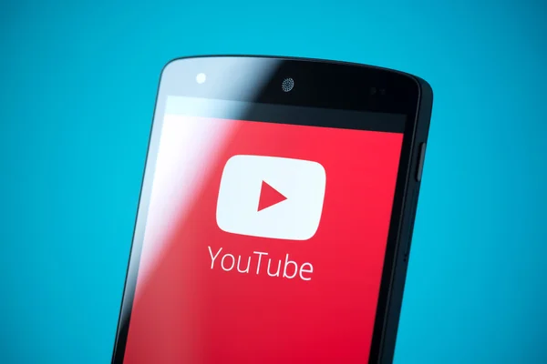 Логотип YouTube на Google Nexus 5 — стокове фото