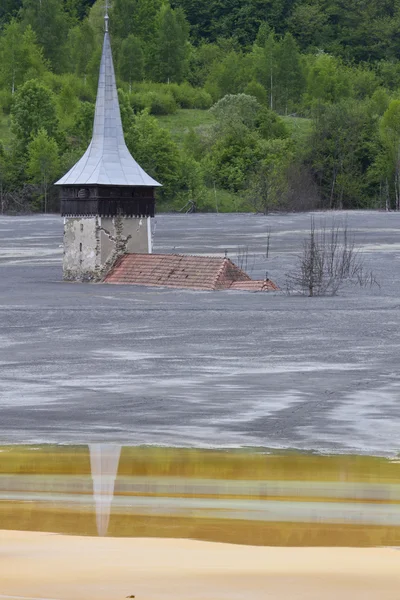 Zaplavily kostel v bahně lake — Stock fotografie