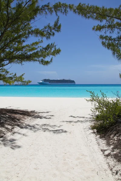 Nave da crociera dalla spiaggia — Foto Stock