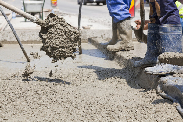 мокрый цемент на железной дороге
