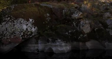 Bir köprü her iki tarafında yemyeşil orman olan bir nehir boyunca uzanır. Köprü ahşap ve o yaşlı. Su sakin ve ağaçların yansıması suda görülebiliyor. Huzur dolu bir sahne.