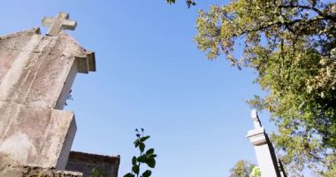 Üç beyaz haç bir sırada duruyor. Sahne kasvetli ve ağırbaşlı.