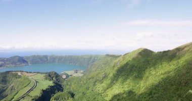 Sete Cidades 'te dağlarla çevrili bir kraterde volkanik bir göl manzarası. Gökyüzü açık ve güneş Sao Miguel 'de parlıyor, Azores. Sağa çevir.