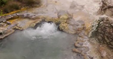 Furnas, Azores 'e su ve buhar sıçratan büyük, kaynayan bir volkanik kaynak göleti. Gölet volkandan gelen basınçla kaynıyor buharlaşmış su ve mineraller yüzeye çıkıyor..