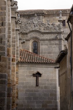 Üzerinde haç olan taş bir bina. Bina eski ve çok detay içeriyor.