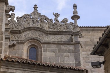 Binanın üzerinde çok fazla detay var. Vitray pencereli bir pencere de dahil. Bina eski ve çok karakterli.