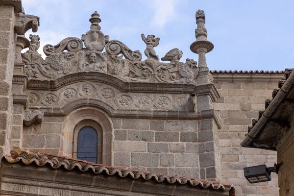 Binanın üzerinde çok fazla detay var. Vitray pencereli bir pencere de dahil. Bina eski ve çok karakterli.