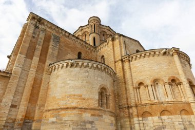 Bina çok eski ve çok fazla detaya sahip. İspanya, Toro 'da uzun bir çan kulesi olan bir kilise..