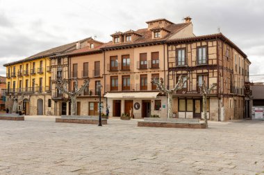 Toro, İspanya, 10 Aralık 2025: Arkasında büyük bir bina bulunan bir şehir caddesi. Binanın üzerinde bir saat var. Sokak boş ve sessiz.