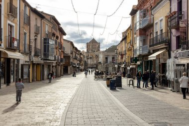 Toro, İspanya, 10 Aralık 2025: Kafelerin dışında yürüyen ve oturan insanlarla dolu yoğun bir cadde. Cadde dükkan ve binalarla dolu.