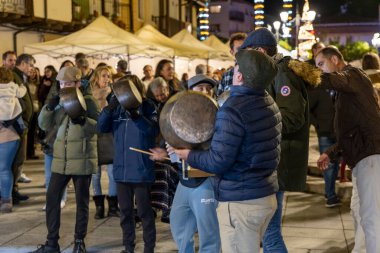 Candeleda, Avila, İspanya, 10 Aralık 2025: Bir grup insan davul çalıyor ve bir adam üzerinde 