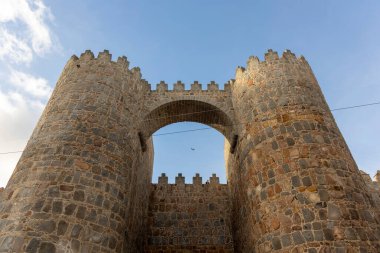 Avila, İspanya, 10 Aralık 2025: Şato eski ve çok taşlı. Gökyüzü mavi ve bazı bulutlar var.
