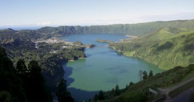 Sete Cidades 'te dağlarla çevrili bir kraterde volkanik bir göl manzarası. Gökyüzü açık ve güneş Sao Miguel 'de parlıyor, Azores. Yukarı kaldır..