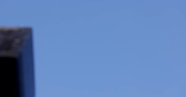 Önünde mezarlık olan bir kilise. Mezarlık mezar taşı ve haçlarla dolu.