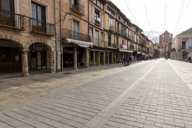 Toro, İspanya, 10 Aralık 2025: Birkaç dükkan ve birkaç kişinin dolaştığı bir sokak. Sokak boş ve binalar eski.