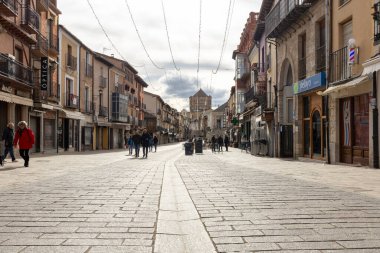 Toro, İspanya, 10 Aralık 2025: Kalabalık bir cadde, insanlar yürüyor ve arka planda büyük bir bina var. Cadde dükkanlarla dolu ve çok fazla yaya trafiği var.