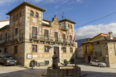 Avila, İspanya, 10 Aralık 2025: Önünde fıskiye olan tuğla bir bina. Binanın bir sürü penceresi ve balkonu var.