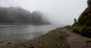 Sis ve rüzgardan oluşan bir duvar hızla yaklaşıyor. Havadaki ani değişim.