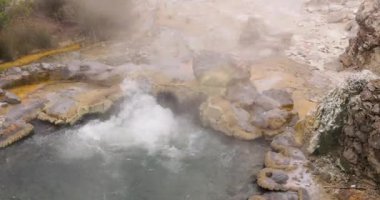 Furnas, Azores 'e su ve buhar sıçratan büyük, kaynayan bir volkanik kaynak göleti. Gölet volkandan gelen basınçla kaynıyor buharlaşmış su ve mineraller yüzeye çıkıyor..