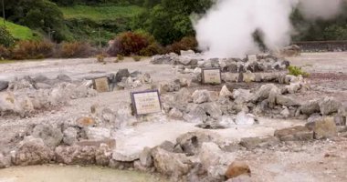 Furnas, Azores 'e su ve buhar sıçratan büyük, kaynayan bir volkanik kaynak göleti. Gölet volkandan gelen basınçla kaynıyor buharlaşmış su ve mineraller yüzeye çıkıyor..