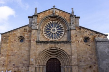 Avila 'da büyük camlı pencereli büyük bir taş bina. Bina eski ve bir tarih anlayışı var.