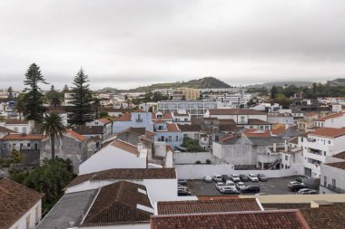 Ponta Delgada, Portekiz, 8 Ekim 2025: Bir sürü bina ve arabalı bir şehir manzarası. Gökyüzü bulutlu ve binalar beyaz