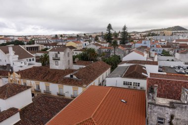 Ponta Delgada, Portekiz, 8 Ekim 2025: Birçok binası ve bulutlu gökyüzü olan bir şehir. Binaların çoğu beyaz ve kırmızı çatıları var.