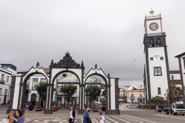 Ponta Delgada, Portekiz, 8 Ekim 2025: Bir grup insan saat kulesinin önünde yürüyor. Saat 10: 00 'a ayarlandı.