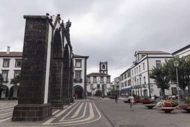 Ponta Delgada, Portekiz, 8 Ekim 2025: Büyük kemerli ve saat kulesi olan bir şehir meydanı. Gökyüzü bulutlu ve atmosfer sakin.