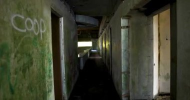 Azores, Portekiz, 8 Ekim 2025: Duvarlarında grafiti olan terk edilmiş ve yok edilmiş bir otel. Ürkütücü bina kelimelerle ve duvarlara yazılmış düzensiz harflerle dehşet verici görünüyor. İzleme görüntüsü.