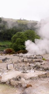 Furnas, Azores 'e su ve buhar sıçratan büyük, kaynayan bir volkanik kaynak göleti. Gölet volkandan gelen basınçla kaynıyor buharlaşmış su ve mineraller yüzeye çıkıyor..