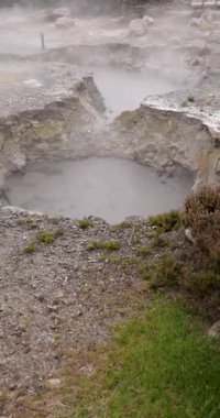 Çamurlu volkanik çukur ve Furnas, Azores 'deki bir gölette yükselen buharlı kaynar su. Jeotermal patlama kalderaya sıvı sıçratıyor..