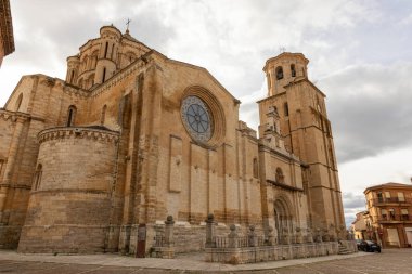 İspanya, Toro 'da büyük bir penceresi ve çan kulesi olan büyük bir kilise. Bina eski ve çok detay içeriyor.
