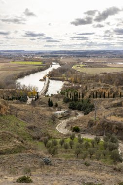 Douro Nehri 'nin güzel bir manzarası ve bir kasaba. Gökyüzü bulutlu ve İspanya Toro 'da manzara kuru..