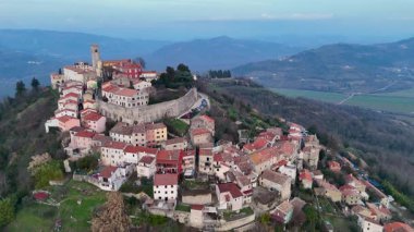 Hırvatistan 'ın başkenti İstanbul' daki antik ortaçağ motovun 'una yaklaşan hava görüntüleri.
