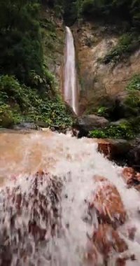 Ribeira Quente yemyeşil bir ormanda büyük bir şelale. Su, Azores Sao Miguel adasındaki bir uçurumdan aşağı akıyor. Statik çekim.