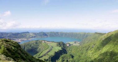 Sete Cidades 'te dağlarla çevrili bir kraterde volkanik bir göl manzarası. Gökyüzü açık ve güneş Sao Miguel 'de parlıyor, Azores. Sağa çevir.