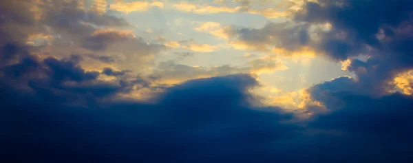 Dramatisk himmel i solnedgången - mörka moln och solen strålar — Stockfoto