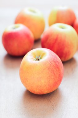 Elma kırmızı ve sarı yakın çekim ahşap arka plan üzerinde