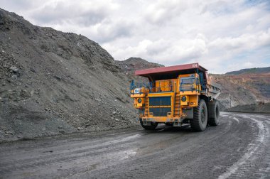 Demir cevheri ocağının endüstriyel bölgesini tek başına kullanan döküm kamyonu.